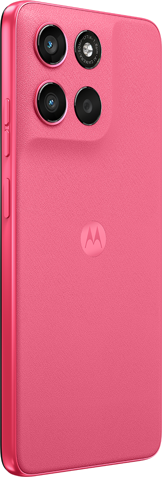 Egy rózsaszín okostelefon hátulja, három kamerával és Motorola logóval.