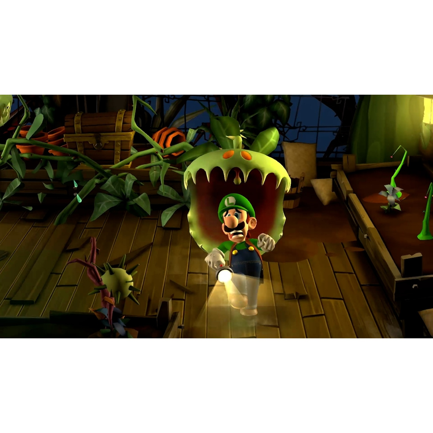 Luigi tient une lampe de poche tandis qu'une plante carnivore géante ouvre sa gueule de manière menaçante.