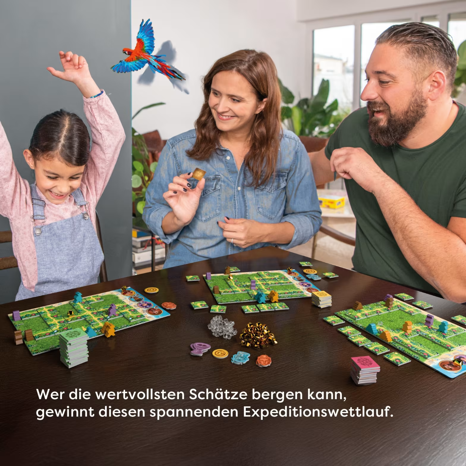 Család társasjátékot játszik papagáj dekorációval. Kincs és expedíciós témák.