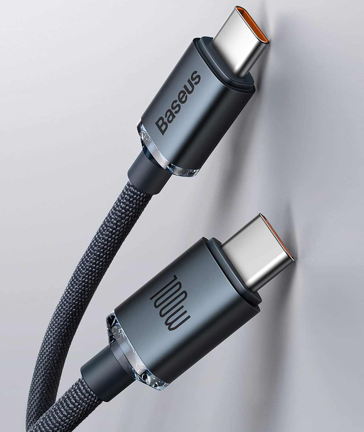 Un cable USB-C oscuro con dos conectores, etiquetado 100W.