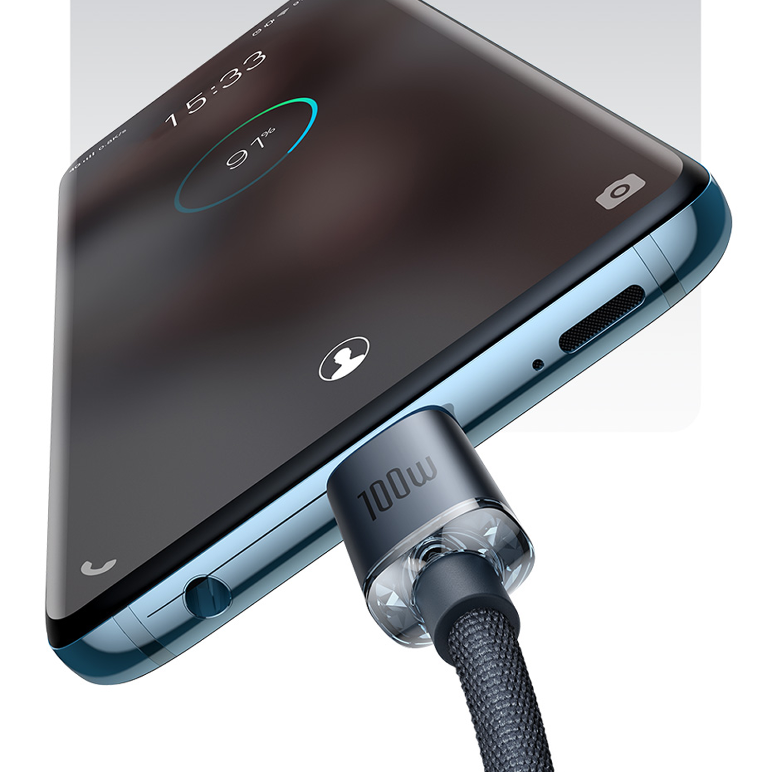 Un smartphone azul se carga con un cable de 100W. La batería está al 91%.