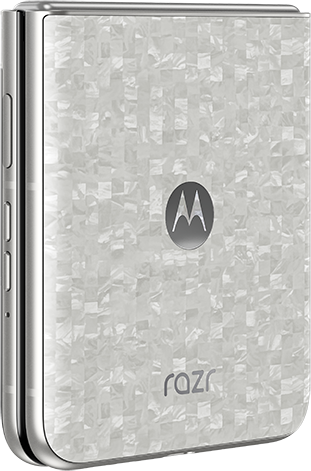 Zárt, gyöngyházfehér Motorola Razr telefon csillogó mintával.