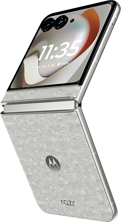 Egy kinyitott, gyöngyházfehér Motorola Razr telefon mozaikmintával.