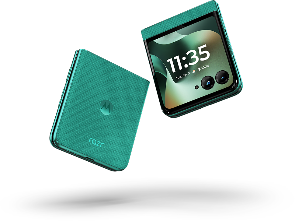 Két türkiz Motorola Razr kagylótelefon lebeg fekete háttér előtt.