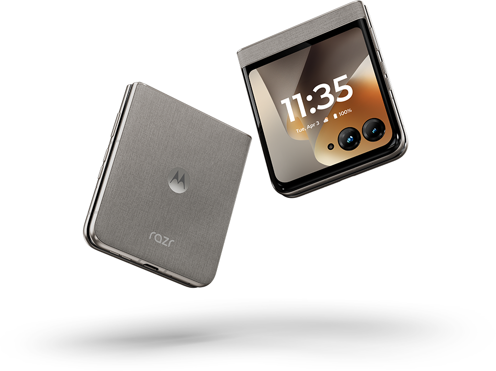 Két szürke Motorola Razr telefon, egy zárt, egy nyitott, kijelzett idővel és dátummal.