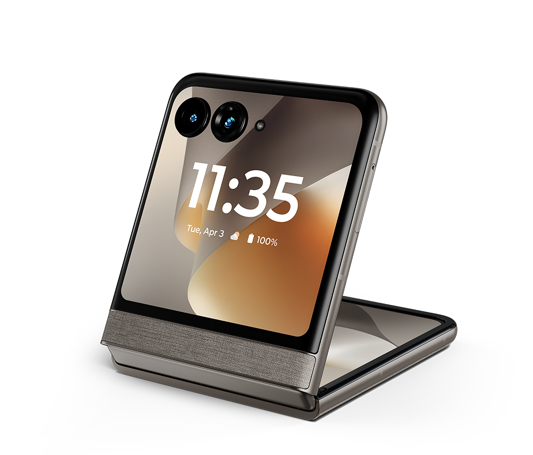 Egy sötétszürke flip telefon nyitva van, a képernyőn 11:35 látható.