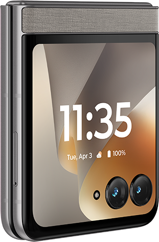 Zárt flip telefon ezüst kerettel és szürke szövet felsővel. A kijelzőn 11:35 látható.