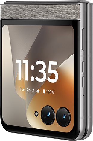 Ezüst flip telefon, kijelzőjén 11:35, akkumulátor 100%.