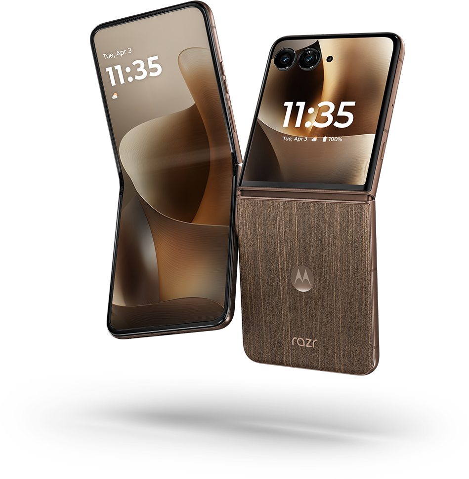 Két barna Motorola Razr kagylótelefon, egyik nyitva, másik csukva.