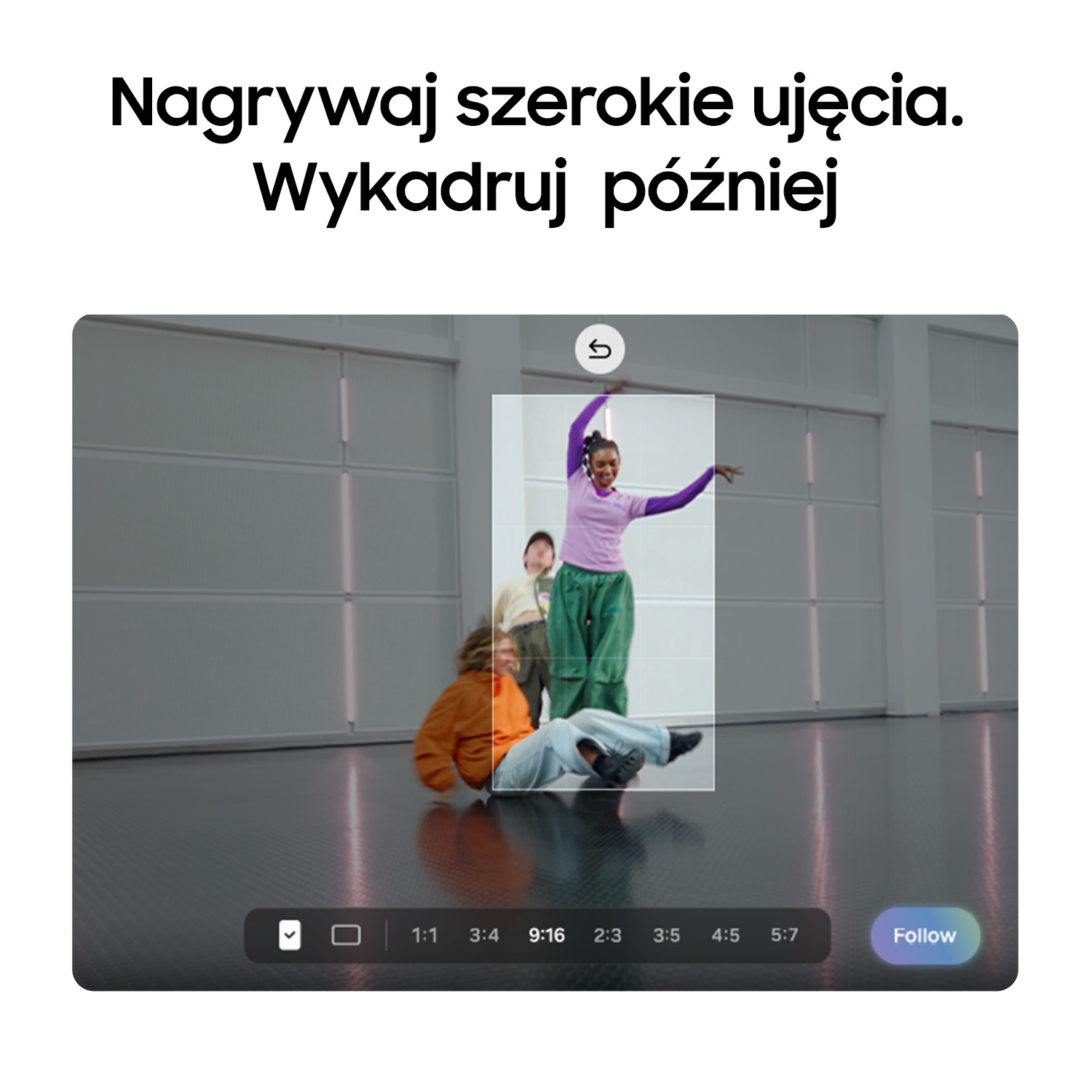 Nagrywaj szerokie ujęcia. Wykadruj później. Trzy osoby tańczą, jedna leży.