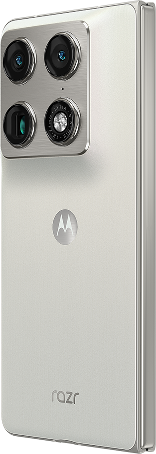 Ezüst Motorola Razr telefon hátoldala négy kamerával és logóval.
