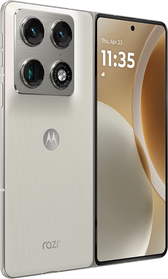 Világos színű Motorola Razr okostelefon négy hátlapi kamerával és felnyitott kijelzővel.