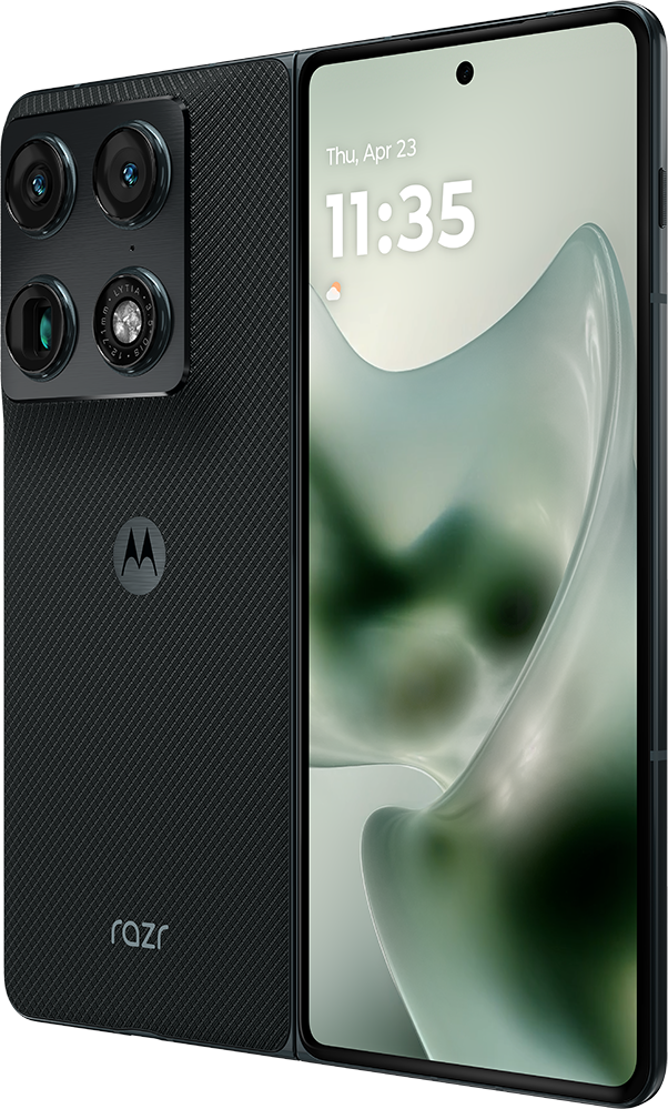Fekete Motorola Razr telefon, összehajtva, kamer lencséket és digitális órát mutatva a képernyőn.