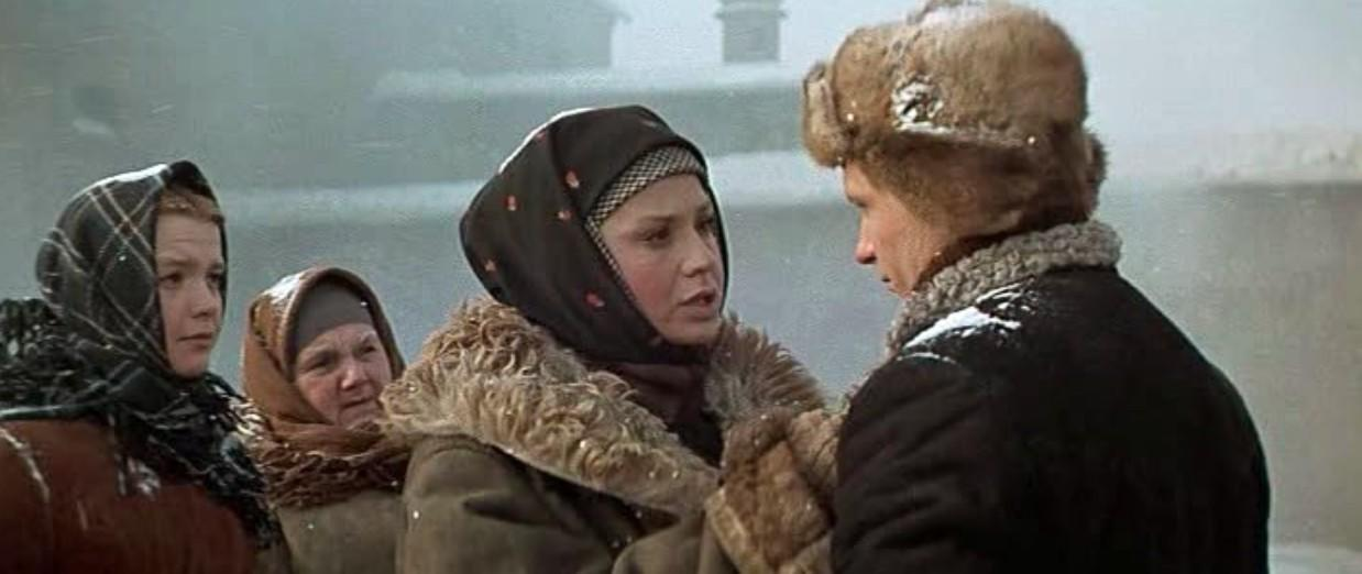 Drei Frauen und ein Mann in Winterkleidung im Schnee
