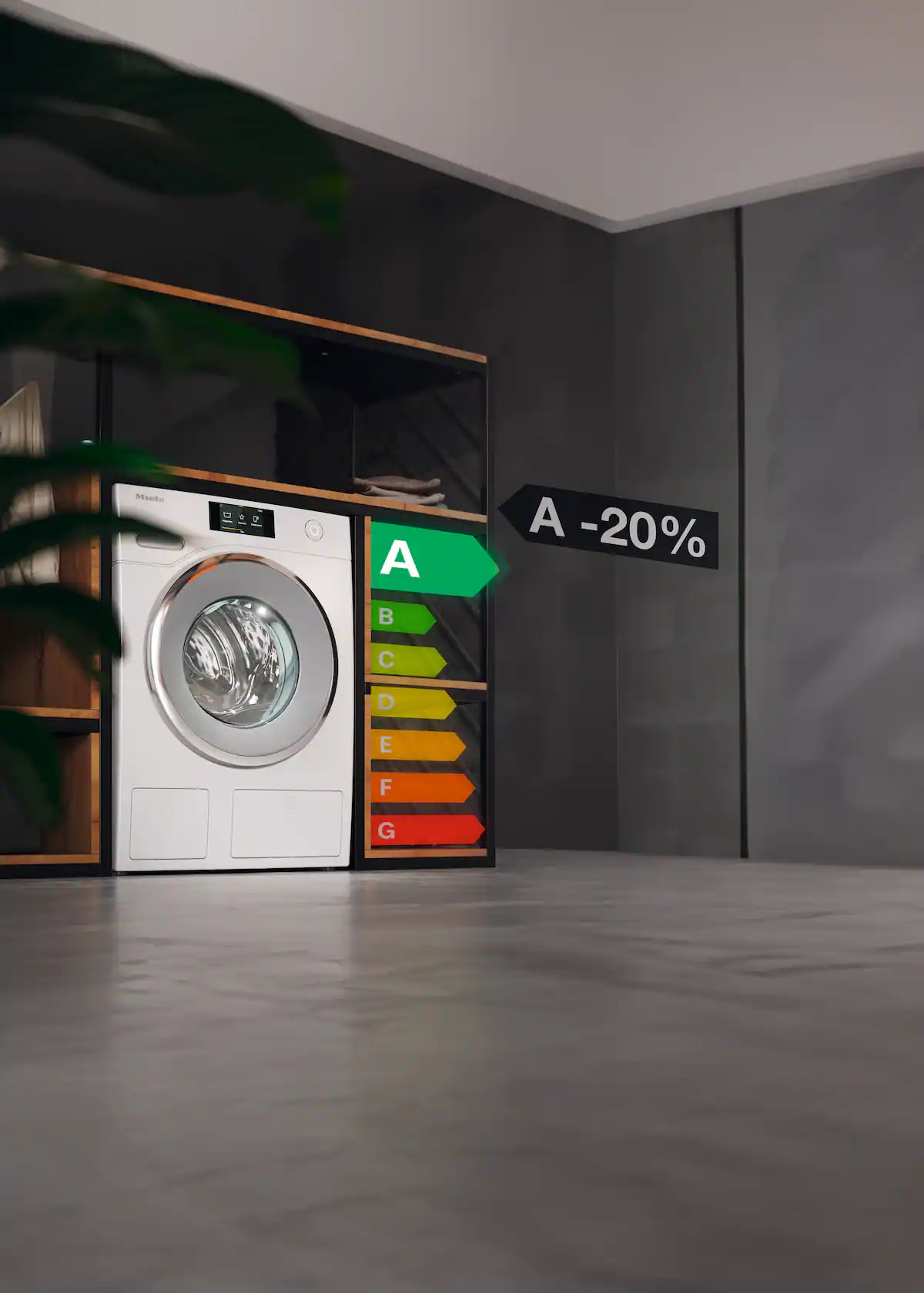 Biała suszarka bębnowa w nowoczesnym pomieszczeniu z etykietą energetyczną.