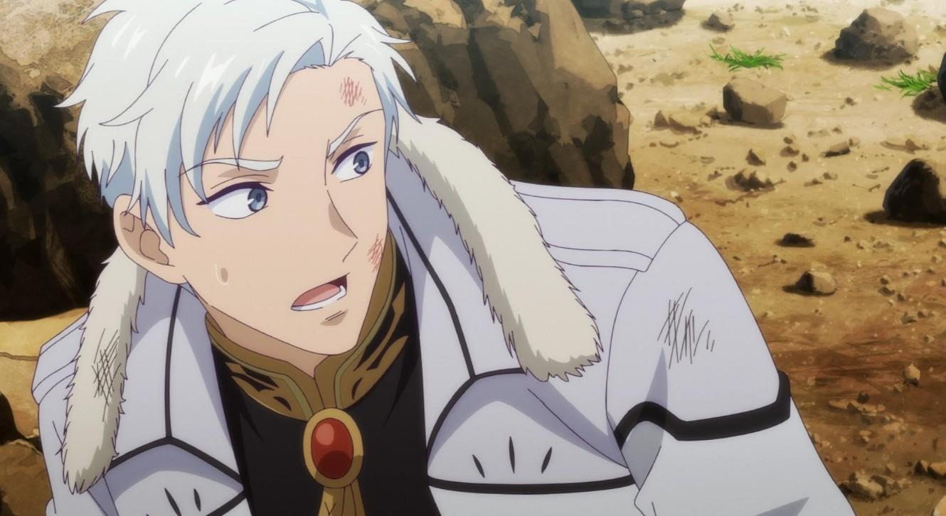 Ein Mann mit weißen Haaren und blauen Augen trägt eine weiße Jacke mit einem roten Stein am Kragen.