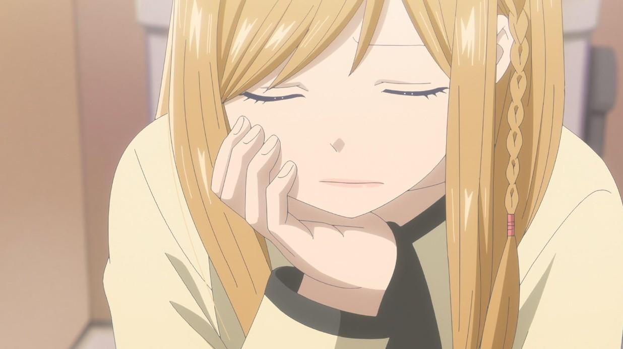 Ein Anime-Mädchen mit blonden Haaren, das nachdenklich auf seine Hand stützt.