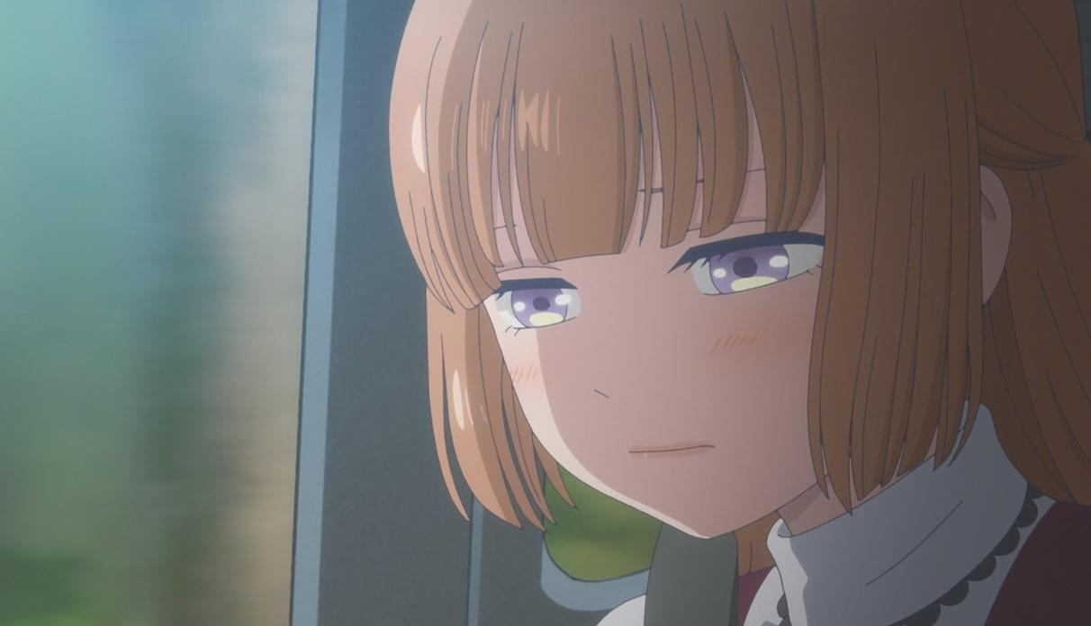 Nahaufnahme einer Anime-Figur mit braunen Haaren und lila Augen, die nachdenklich aussieht.