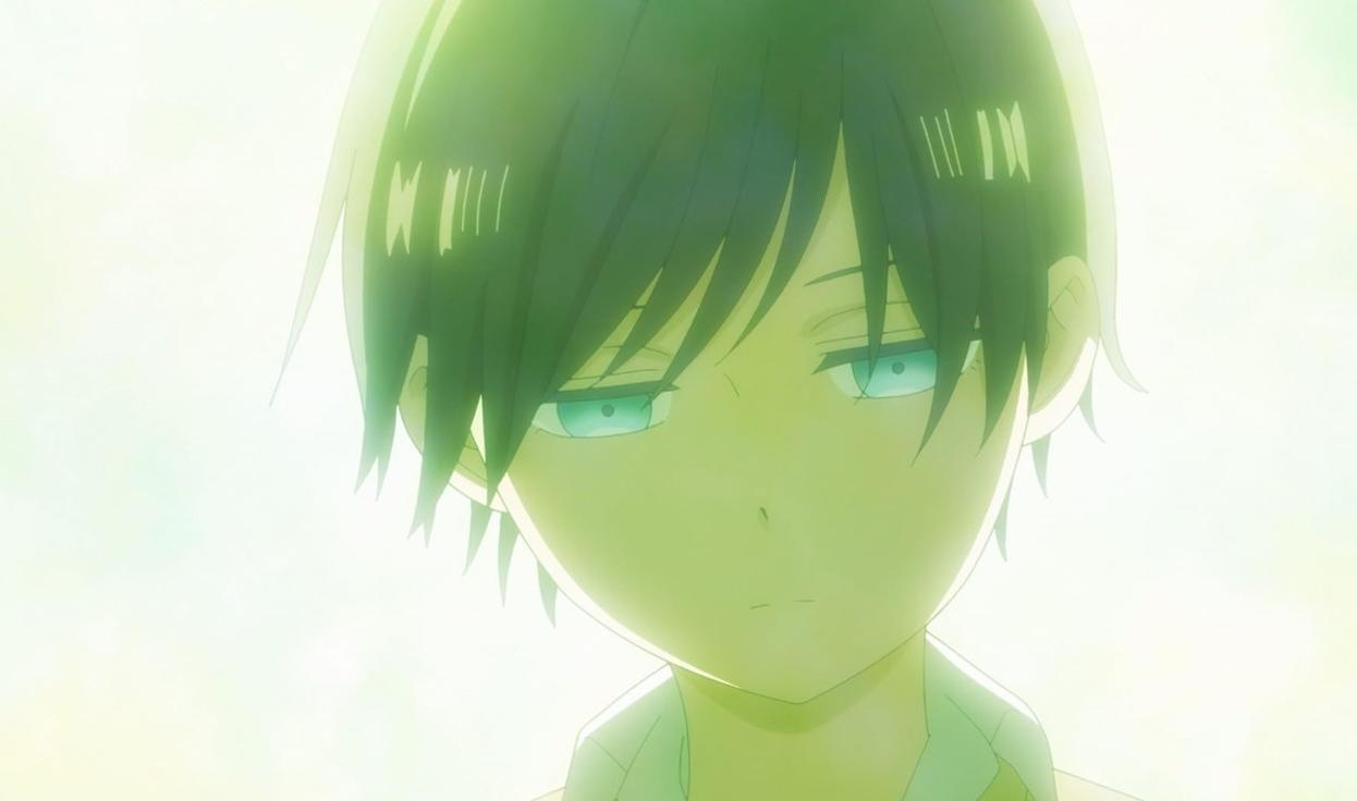 Anime-Junge mit grünen Augen und dunklem Haar vor hellem Hintergrund.
