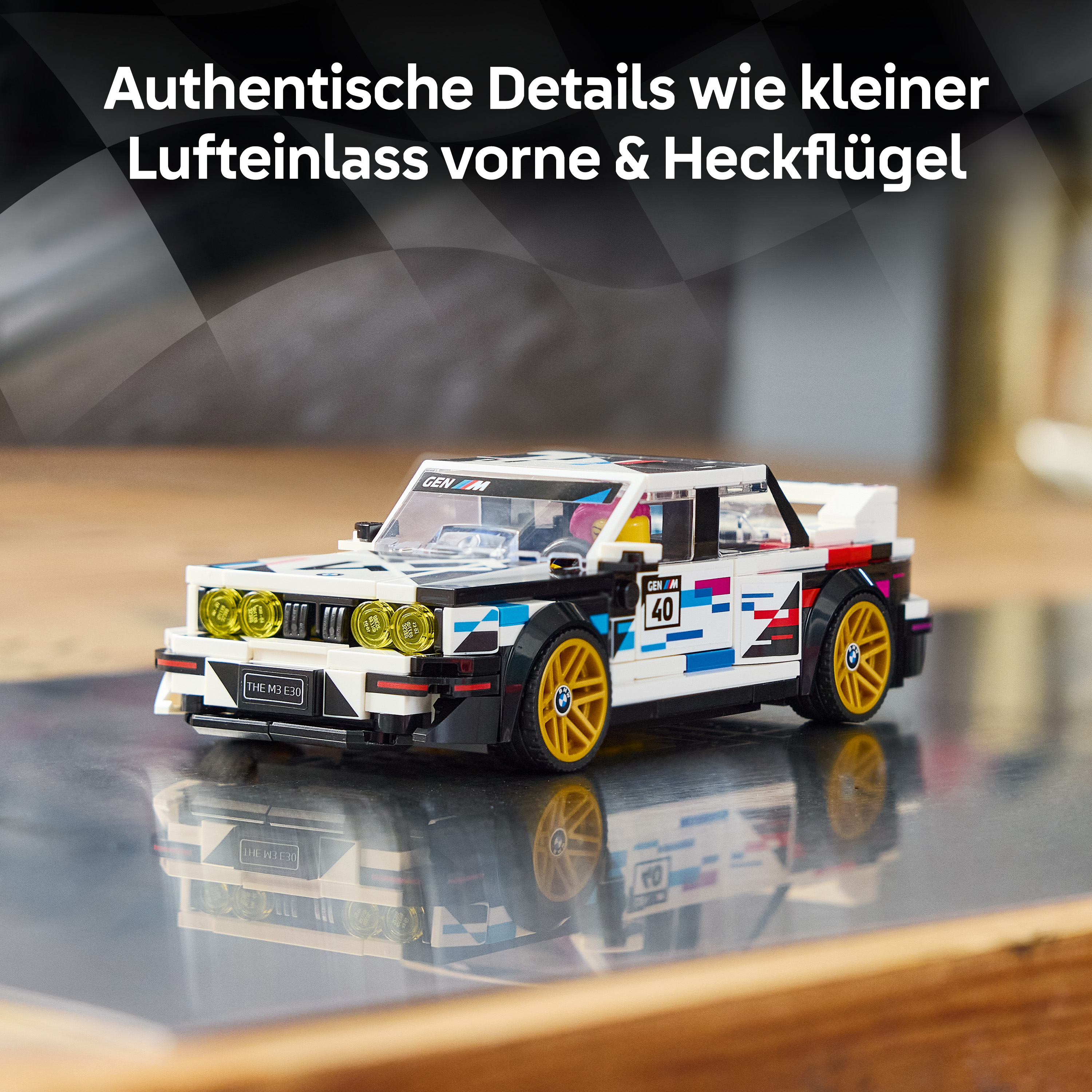 Ein weißer Lego BMW M3 E30 mit Rennsport-Aufklebern und gelben Scheinwerfern.