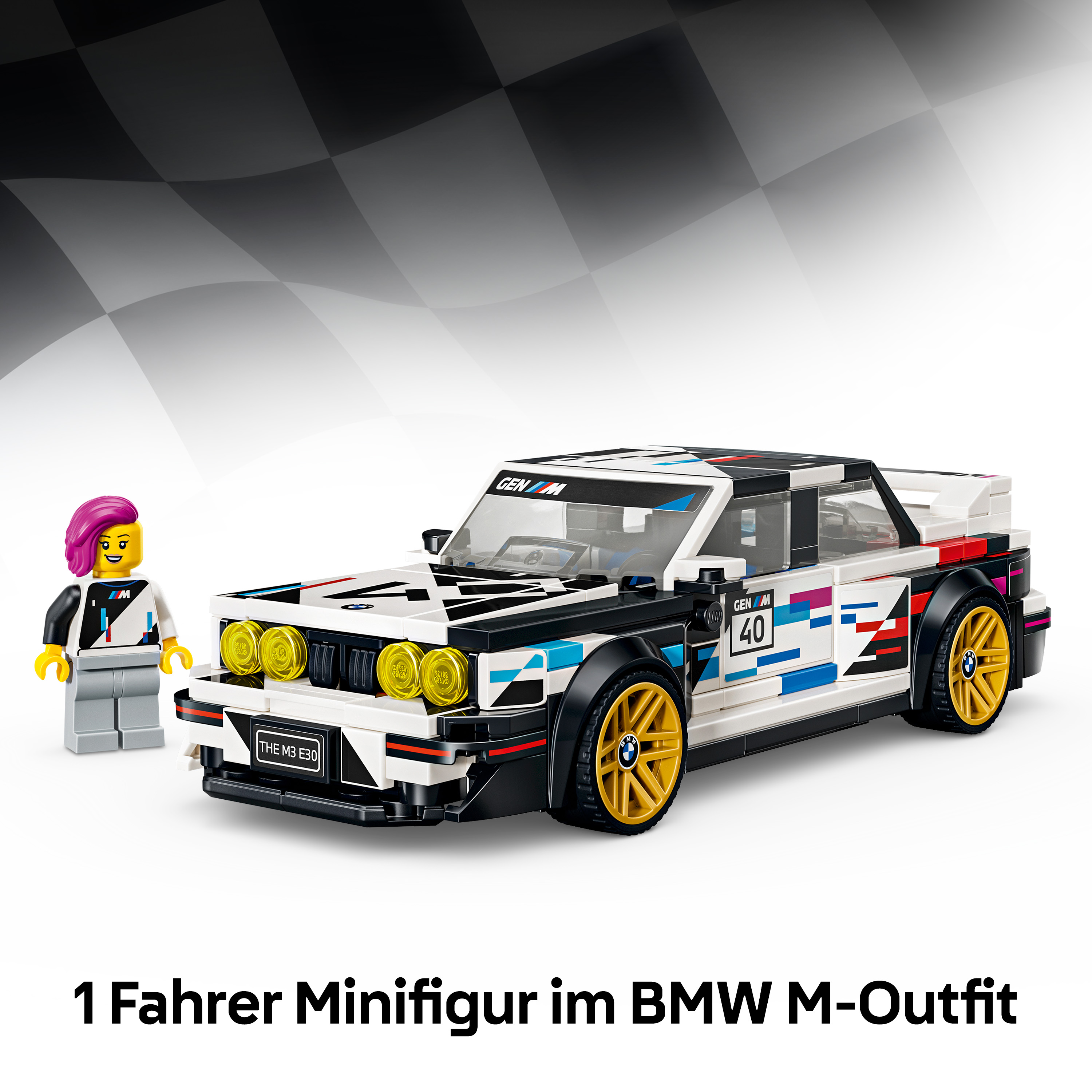 Eine Minifigur im BMW M-Outfit neben einem Lego BMW M3 E30 Rennwagen.