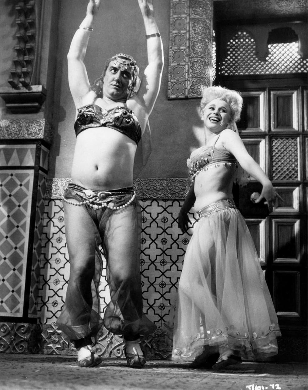 Ein Mann und eine Frau in orientalischen Kostümen tanzen.