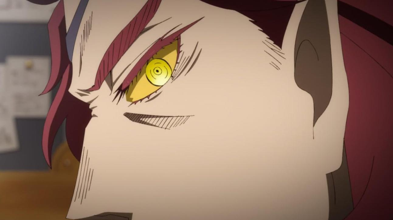 Nahaufnahme eines Anime-Charakters mit gelben Augen und rotem Haar.