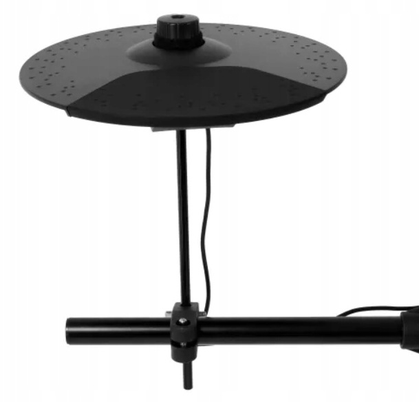 Czarny elektroniczny talerz hi-hat zamontowany na statywie z kablami.