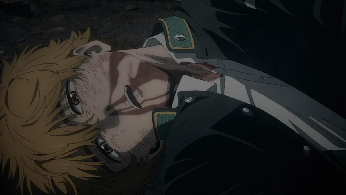 Ein blonder anime-charakter liegt im dreck, blut im gesicht und auf der kleidung.