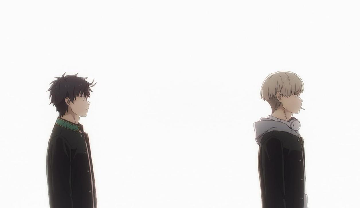 Zwei Anime-Jungen stehen sich gegenüber, einer mit dunklem Haar, der andere mit hellem Haar.