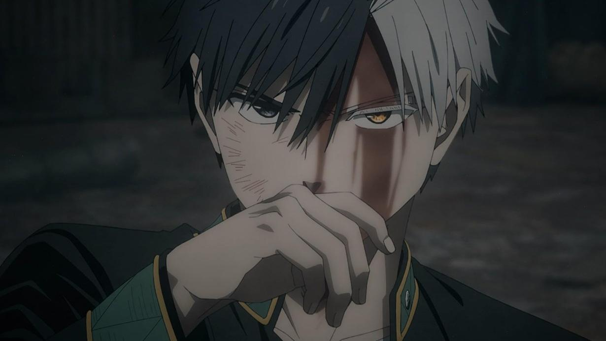 Ein Anime-Junge mit zweifarbigem Haar und gelben Augen hält seine Hand vor den Mund.