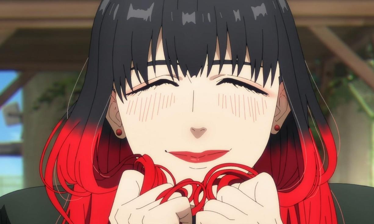 Anime-Mädchen mit schwarzen Haaren, die unten rot werden, lächelt.