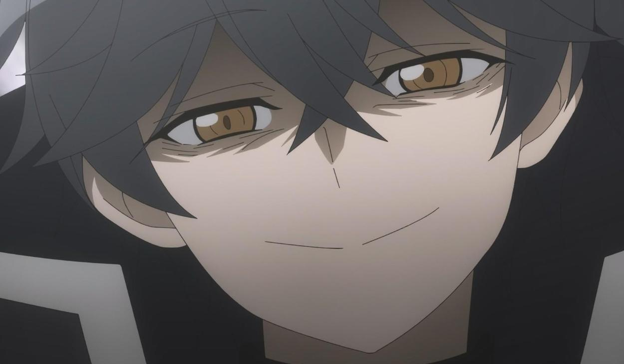 Ein Anime-Charakter mit dunklem Haar und braunen Augen lächelt.