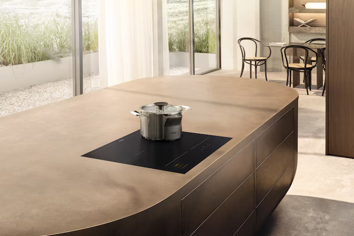 Garnek na nowoczesnej płycie indukcyjnej w stylowej kuchni.