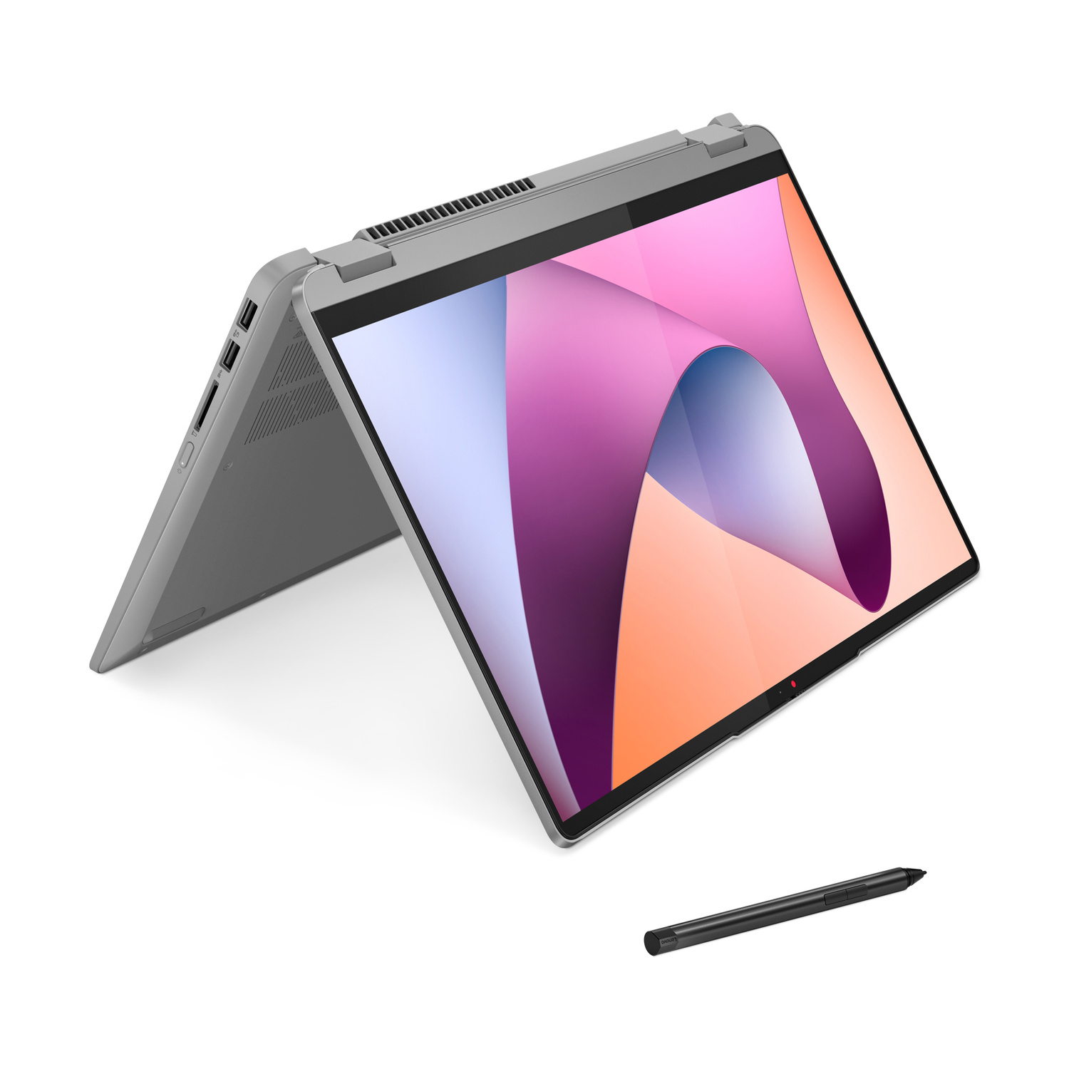 Un laptop Lenovo argentato è aperto, mostra uno schermo astratto colorato e uno stilo su sfondo bianco.