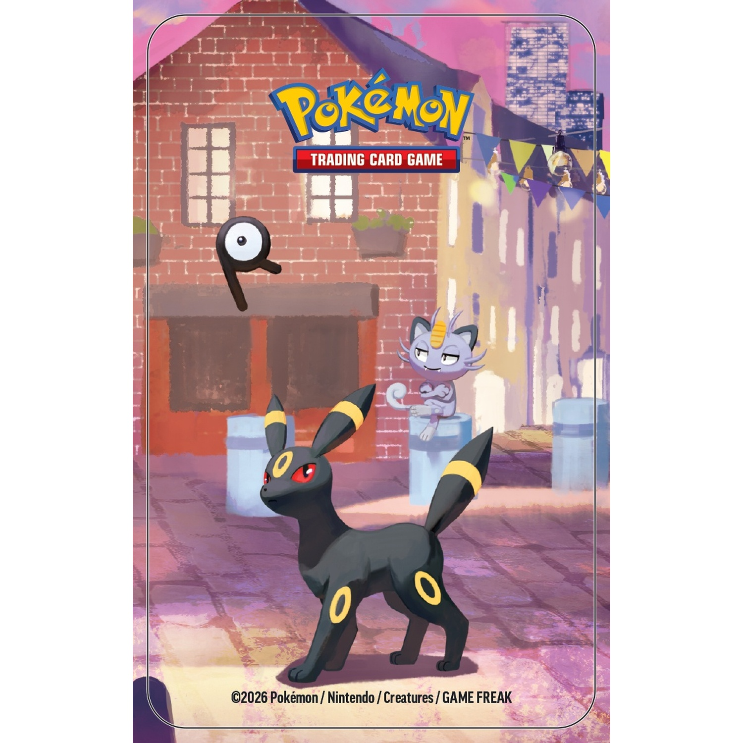 Un Umbreon nero con anelli gialli si trova in una strada acciottolata. Uno Unown e un Meowth sono sullo sfondo.