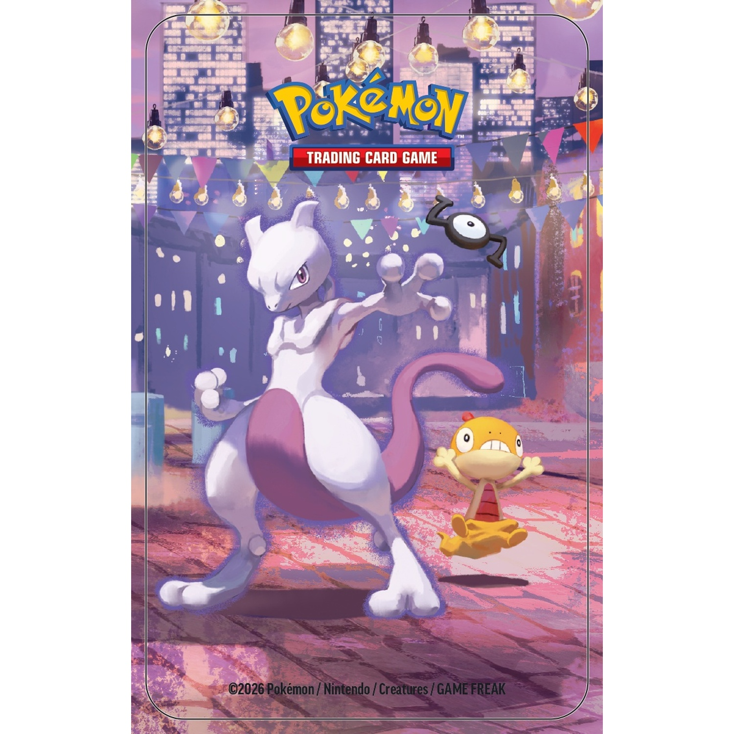 Mewtwo e un Unown in strada di notte. Luci ed edifici sullo sfondo.