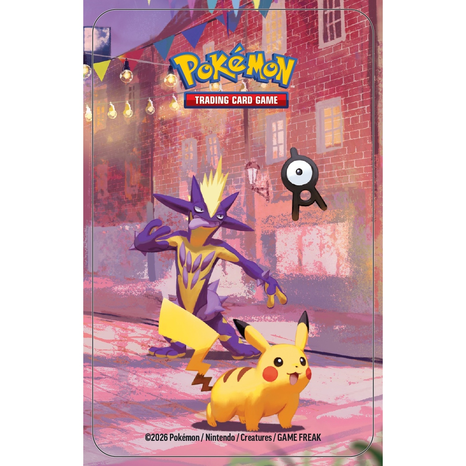 Pikachu e Zeraora stanno davanti a un edificio di mattoni con ghirlande e luci.