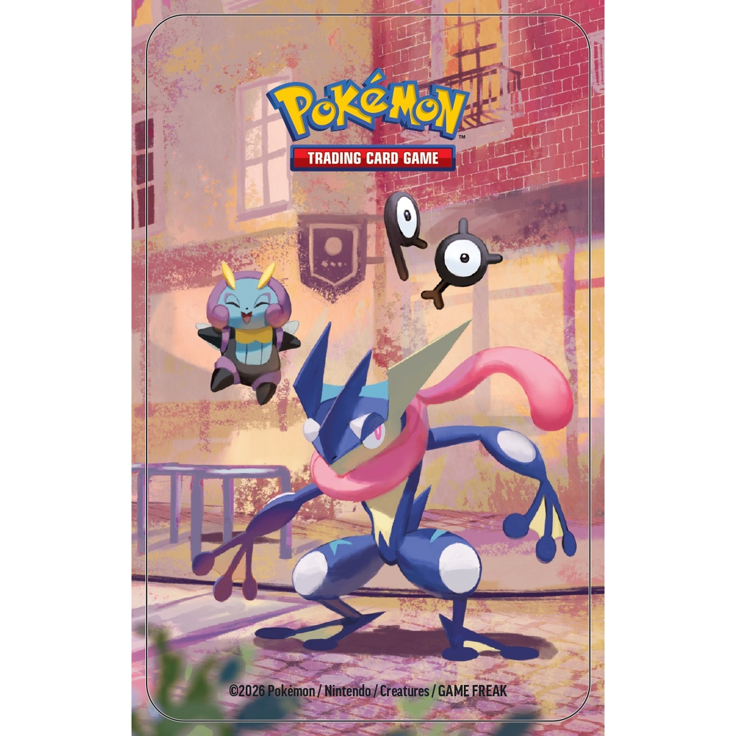 Greninja, un piccolo Pokémon e due Unown si ergono davanti a un muro di mattoni.