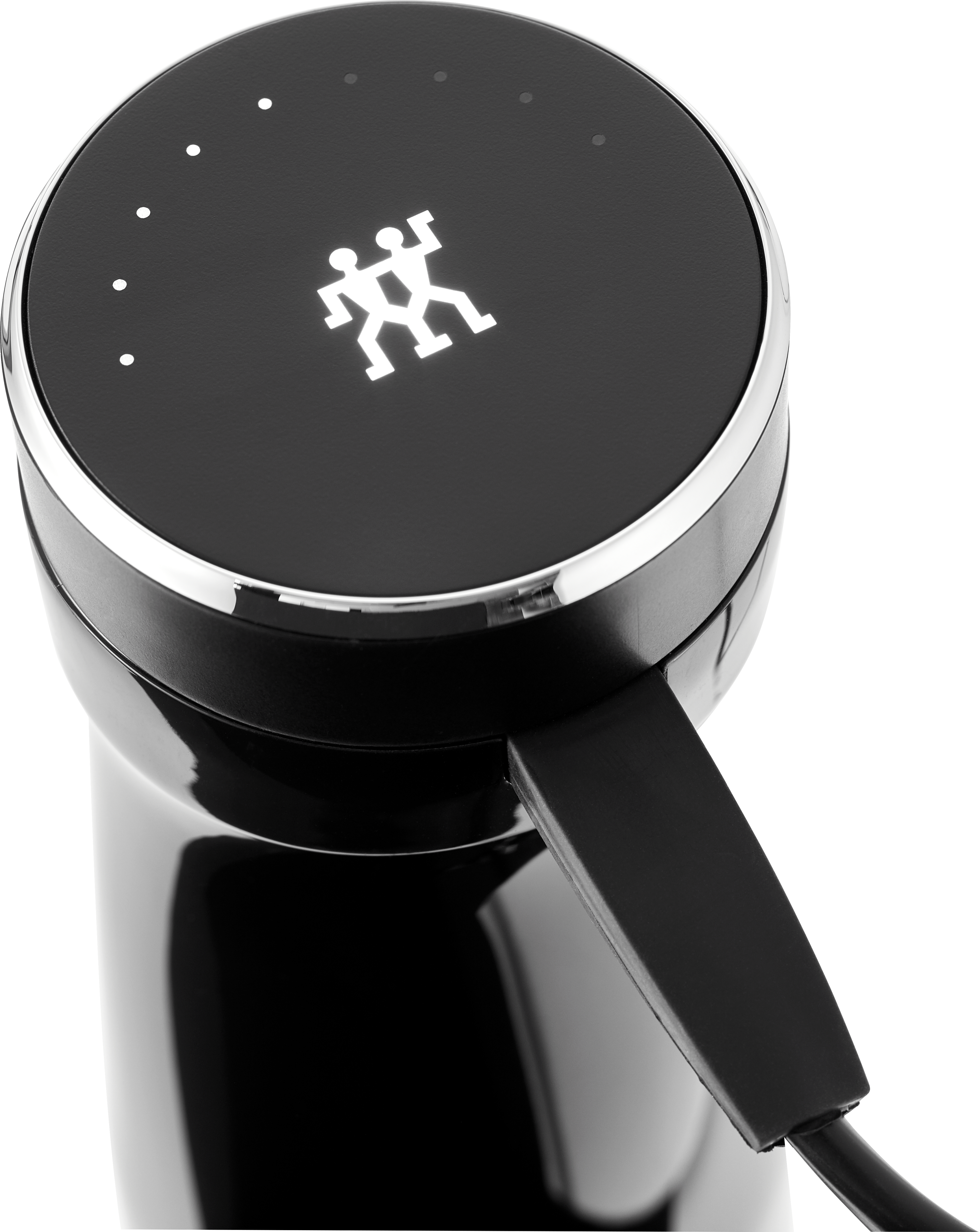 Schwarzes Gerät mit silbernem Ring und weißem Logo. Schwarzes Kabel angeschlossen.