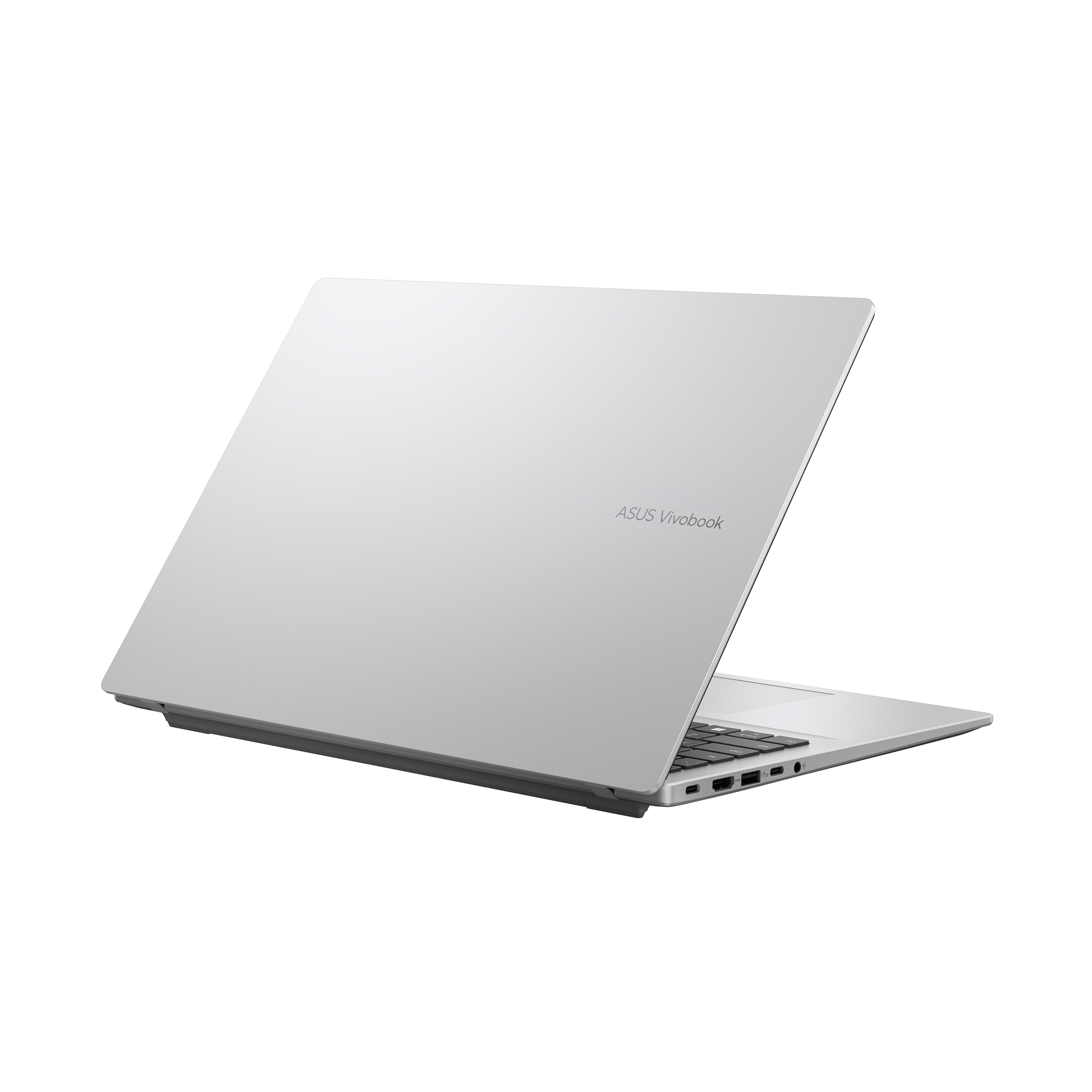 Gümüş renkli Asus Vivobook dizüstü bilgisayar, kapağı açık, klavyesi ve bağlantı noktaları görünüyor.