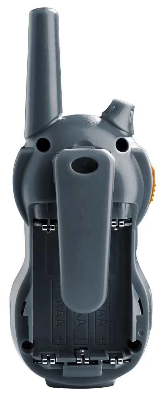 Szürke walkie-talkie hátulnézete akkumulátor-rekesszel és csipesszel.