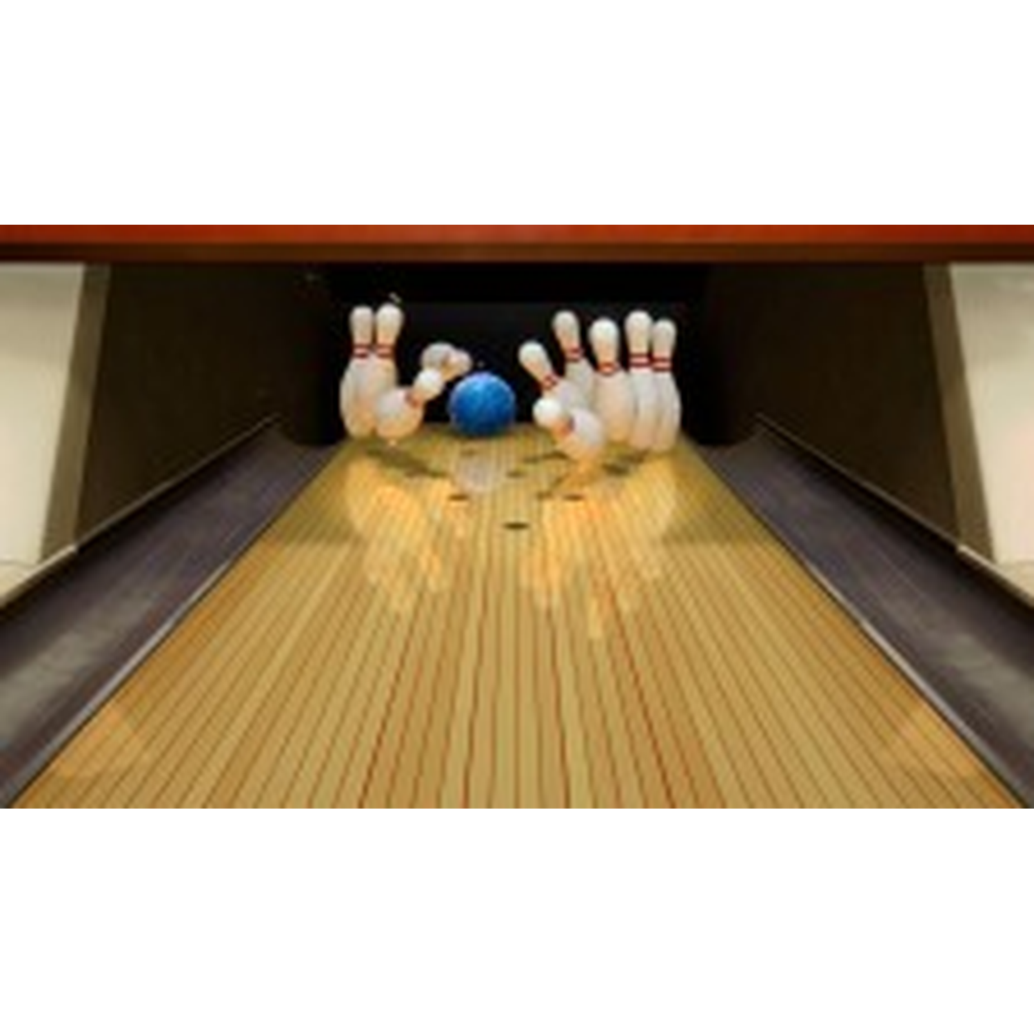 Een blauwe bowlingbal rolt naar kegels op een houten baan.