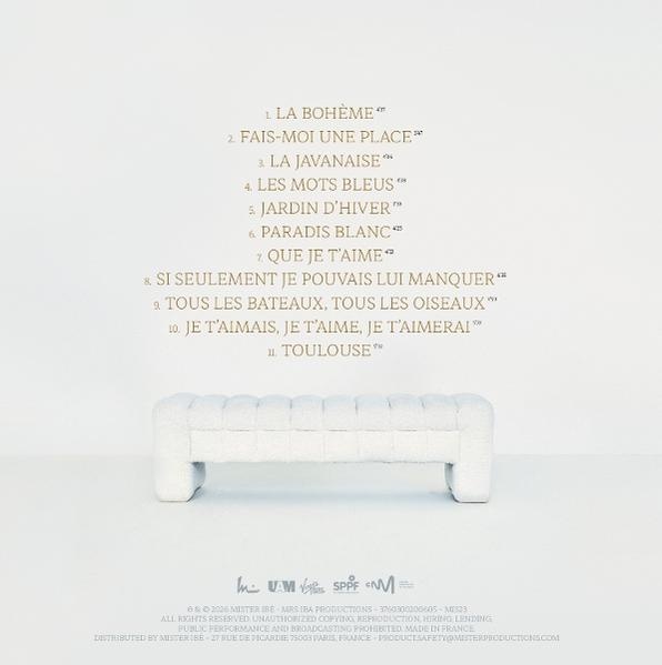 Weißes, gepolstertes Sofa vor einem hellen Hintergrund mit Songtiteln.