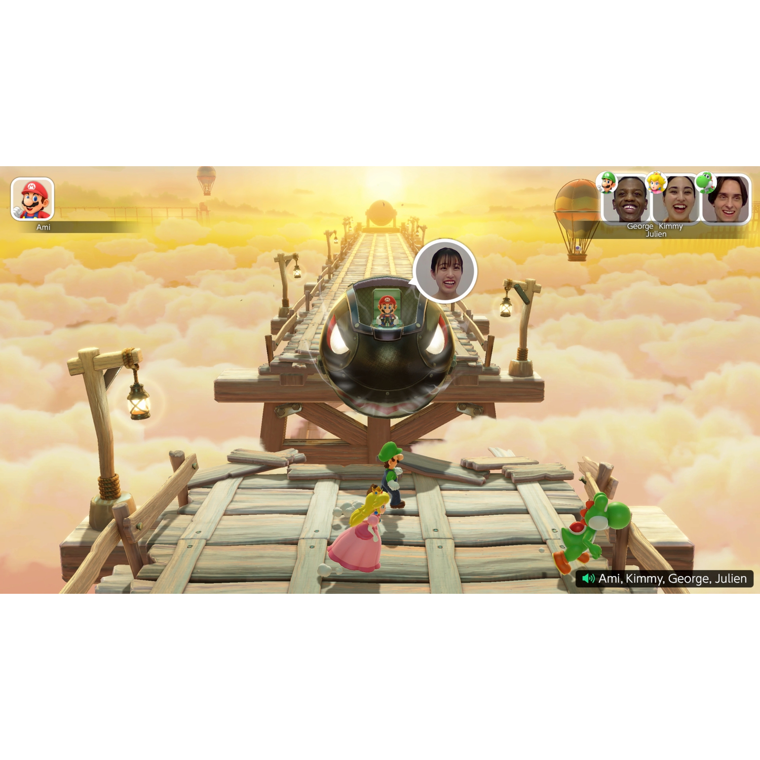Mario-personages op een houten brug in de lucht bij zonsondergang met heteluchtballonnen.