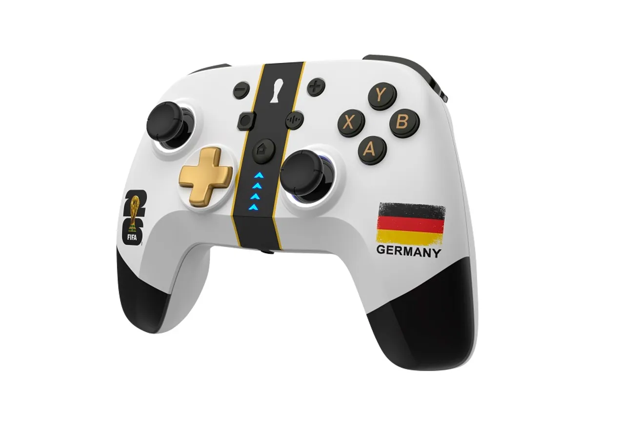 Ein weißer Controller mit Deutschlandflagge und FIFA-Logo.