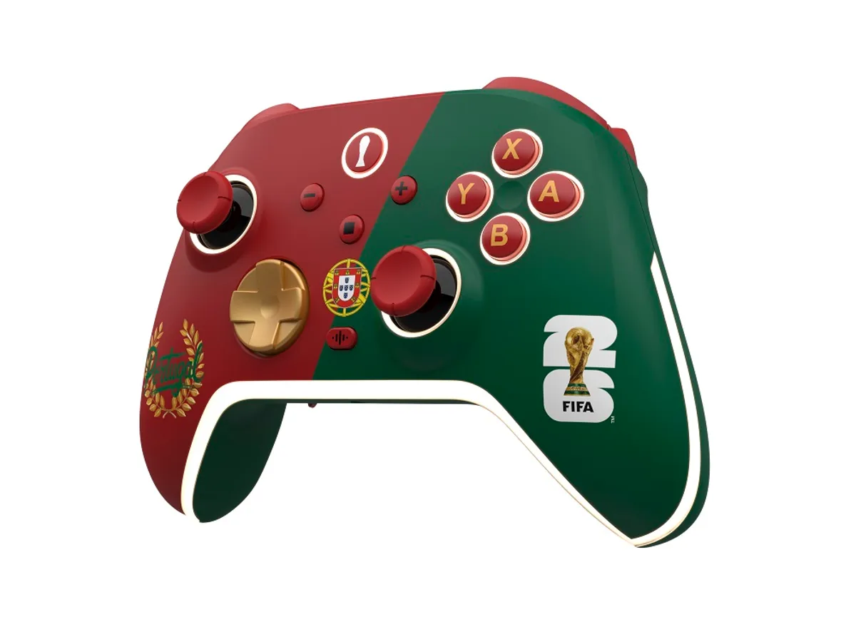 Ein rot-grüner Controller mit FIFA-Weltpokal-Logo und portugiesischen Symbolen.