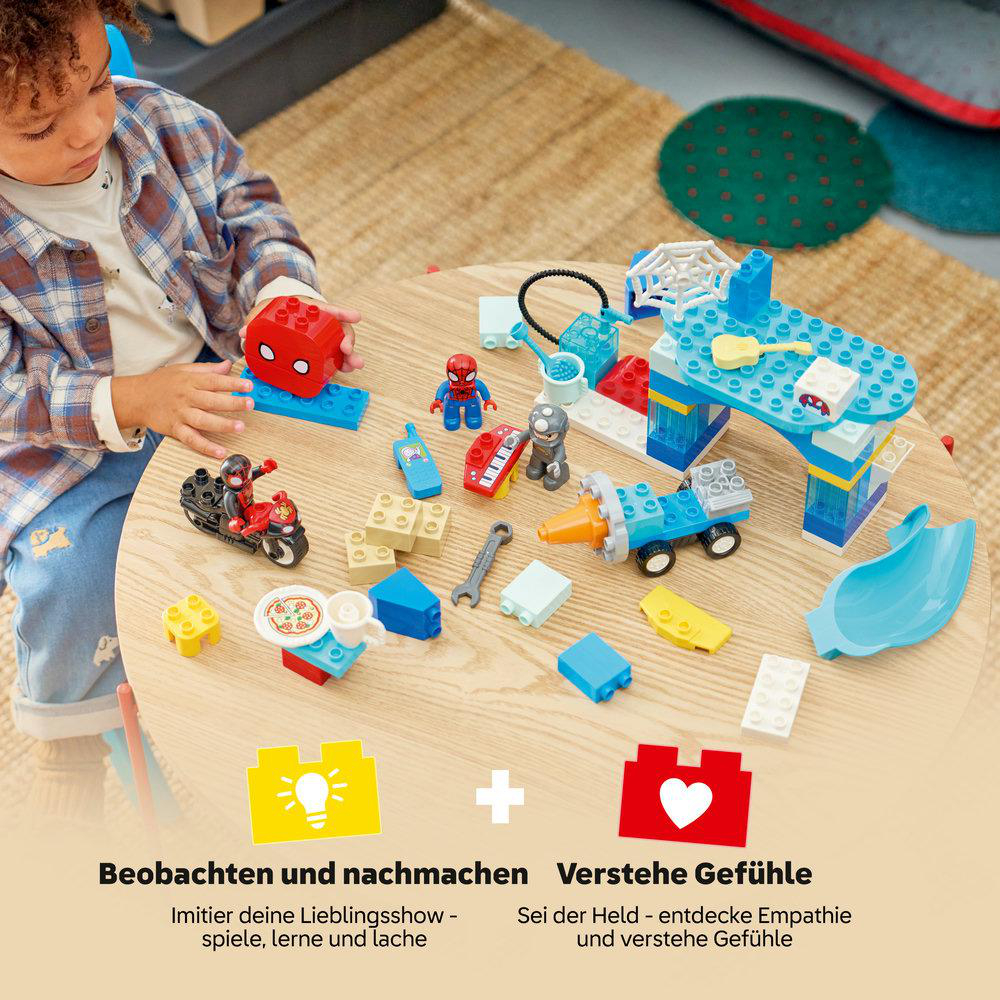 Kind spielt mit bunten Lego-Figuren und Fahrzeugen auf einem Holztisch.
