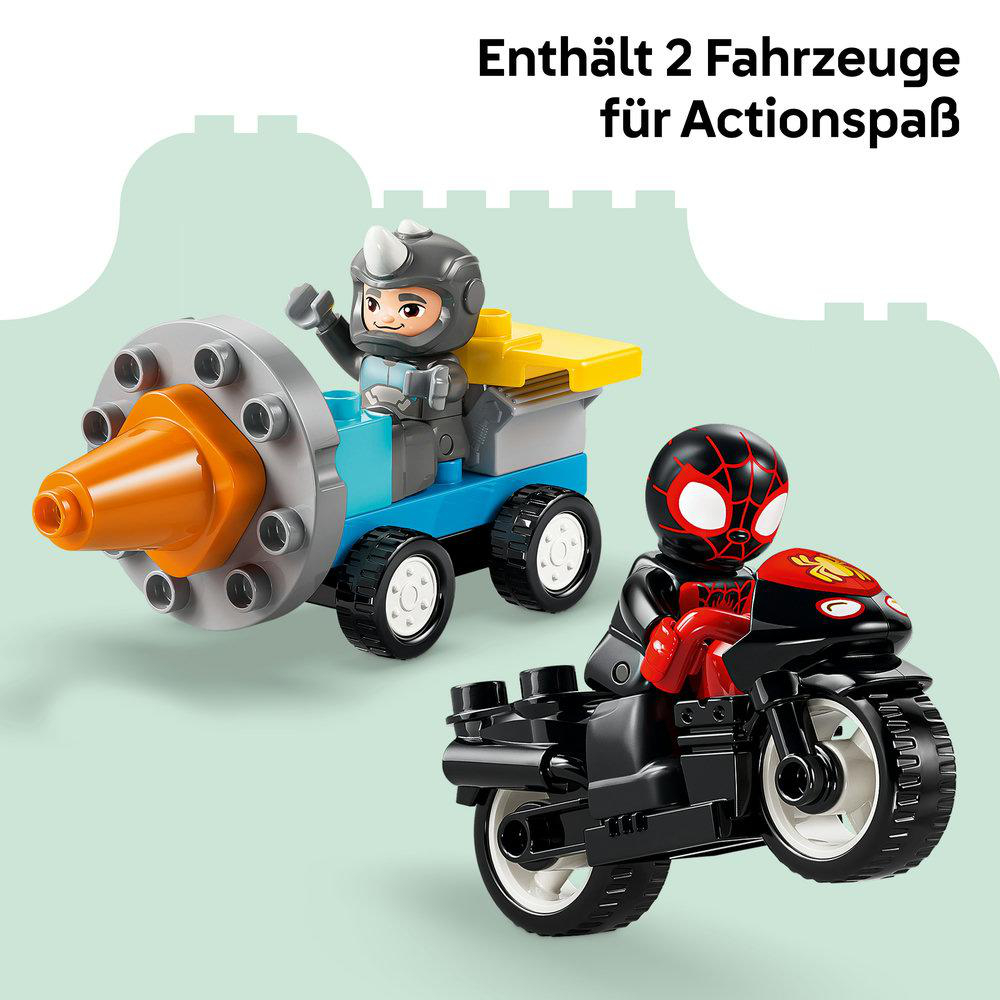 Zwei Spielzeugfahrzeuge: ein blauer Lastwagen mit Figur und ein Motorrad mit Spider-Man Figur.