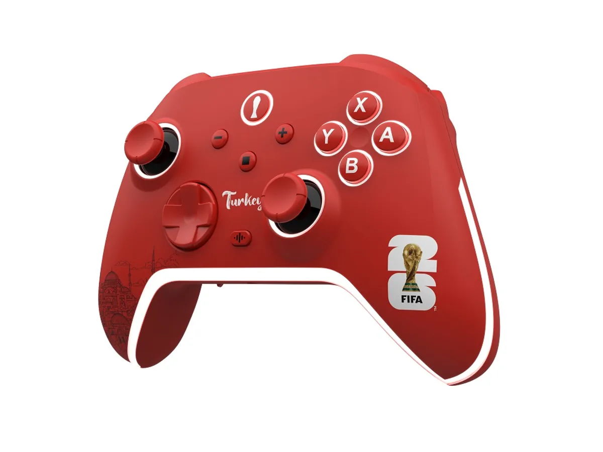 Ein roter Xbox-Controller mit "Turkey" und FIFA-Logo. Skyline von Istanbul.